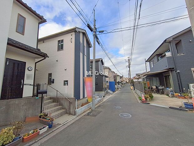 〜Exterior〜　前面道路：北 4m 私道　前面道路は閑静な住宅地をはしる車通りの少ない道路。駐車の出し入れもらくらくです！ご不明点・現地見学のご希望は、お気軽にお問い合わせください！