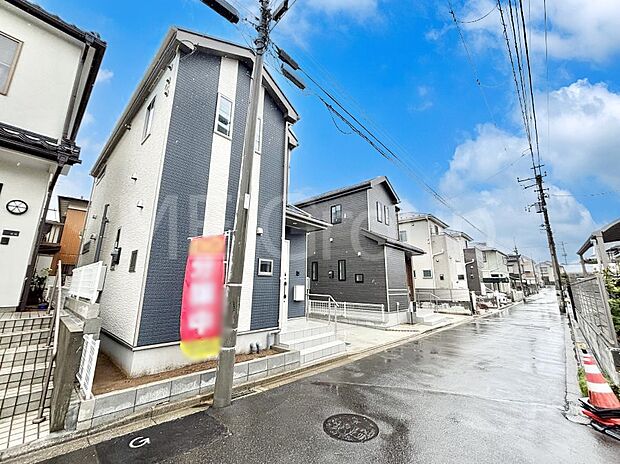 ~Exterior~ 前面道路は閑静な住宅地をはしる車通りの少ない道路。駐車の出し入れもらくらくです!ご不明点・現地見学のご希望は、お気軽にお問い合わせください!