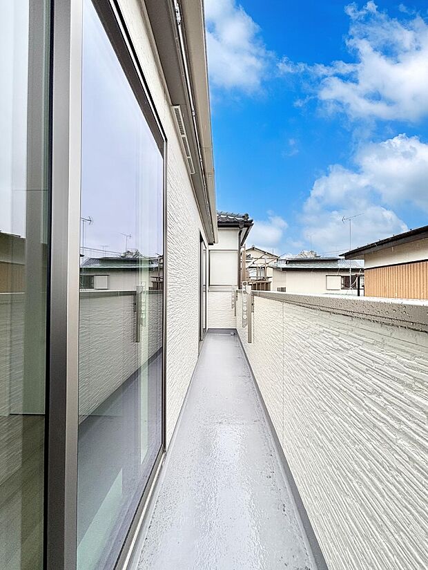 ~Balcony~ バルコニーは温かい陽がさしこみ、お布団や洗濯物を気持ちよく干すことができます。 使いやすく開放的なバルコニーです♪陽ざしがたっぷり降り注ぐ、バルコニー付き住まい。