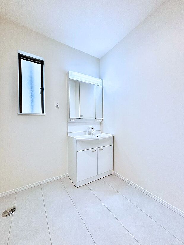 ~Dressing Room~ 清潔感溢れる色合いで統一されていると、スッキリと整った印象をうけます。 鏡の裏にはたっぷりと収納スペースを標準装備! 水廻りは、シンプルかつ機能性を重視して。