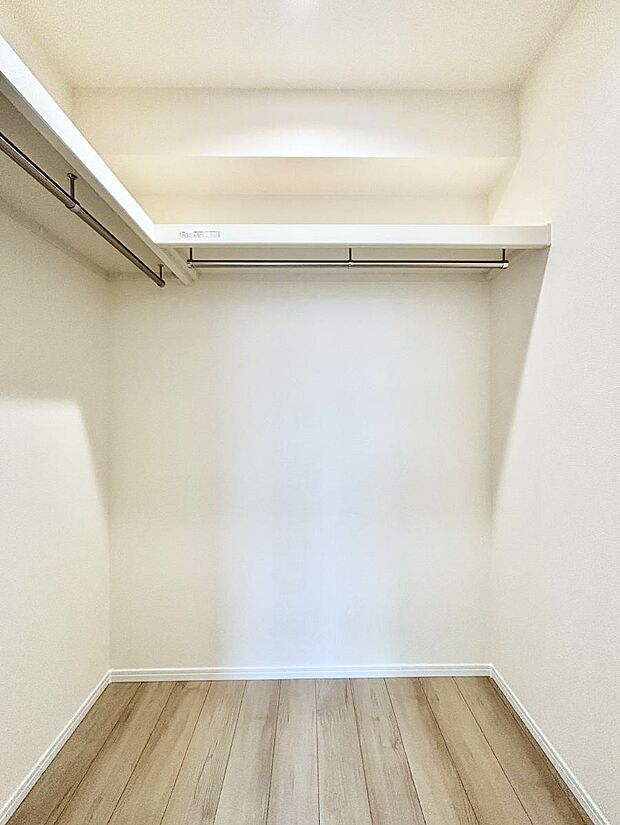 ~Walk-in Closet~ 必要なものやコーディネートを一覧して確認でき、身支度や準備が短時間で済むウォークインクローゼットを設置しました。家の中をすっきりとさせる便利な収納スペースです。