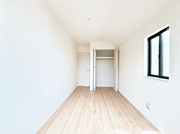 使いやすい形でベットや家具の置き方にも困ることもありません。