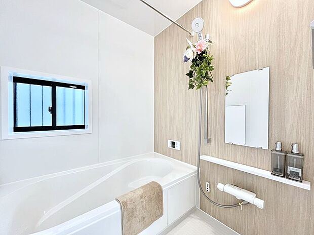 一日の疲れを癒してくれる明るい清潔感のあるバスルーム