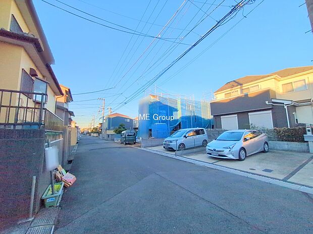 〜Exterior〜 前面道路:南東 6m 公道 前面道路は閑静な住宅地をはしる車通りの少ない道路。駐車の出し入れもらくらくです!ご不明点・現地見学のご希望は、お気軽にお問い合わせください!