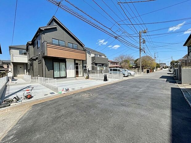 ~Exterior~ 前面道路:南東 6m 公道 前面道路は閑静な住宅地をはしる車通りの少ない道路。駐車の出し入れもらくらくです!ご不明点・現地見学のご希望は、お気軽にお問い合わせください!