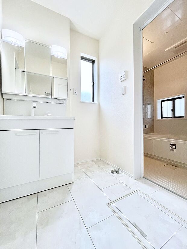 小窓がついているので湿気の多い場所でも換気が十分行えます。毎日の身支度を気持ち良く!