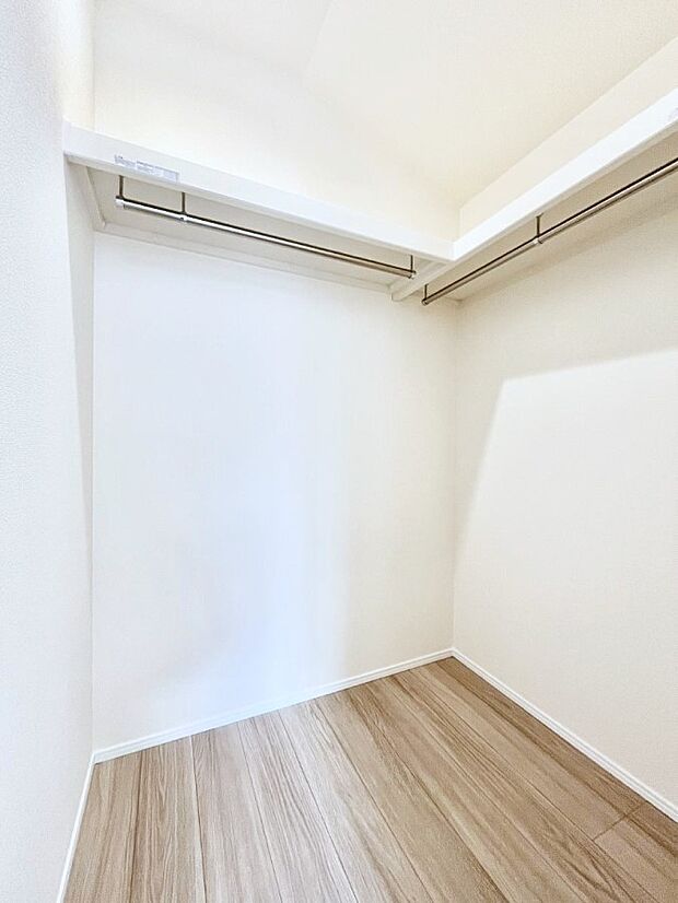 衣類をハンガーに掛けたまま収納できるWIC。衣類の整理整頓がしやすくて便利です!