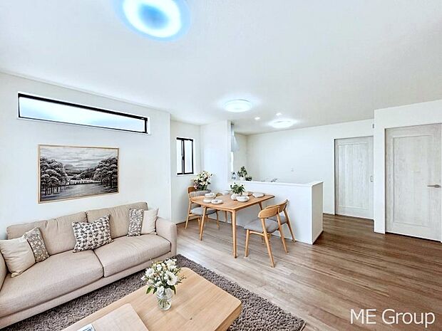 ◆C号棟◆～Living～　家族の食事や団らんのほか、子どもを遊ばせたり、友人を招いたりするLDKは住まいの中心。長時間過ごす場所だから、その空間は住まい全体の居心地を左右します。※家具はCGです