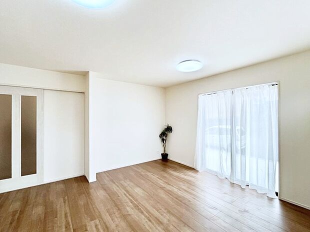 ◆C号棟◆~Living~ 飽きの来ないシンプルでおしゃれなLDK。大きな窓から日差しが差し込むので室内も明るく、家族の憩いの場としてピッタリです。開放感と日当たりの良さを是非ご覧ください!