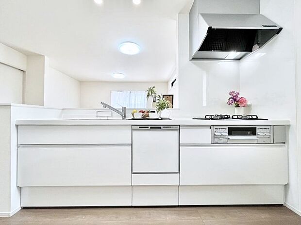 ◆C号棟◆~Kitchen~ 会話が弾むリビング、料理が愉しくなるキッチン。家は、ただ生活する場ではなく、暮らしを愉しく、快適にする場所。笑顔の毎日、安らぎの日々のために、最新の設備・仕様を採用。