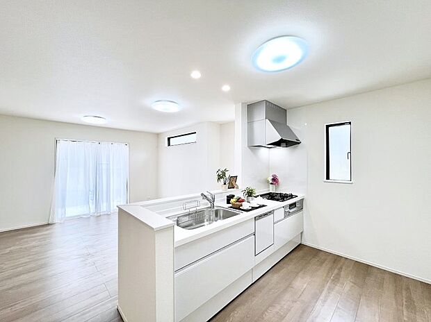 ◆C号棟◆～Kitchen～　自然光が入る窓のあるキッチン☆毎日使う場所だからこそ、使い勝手を考慮しました。ゆったりとしたキッチンコーナーは質感豊かな仕上がりとなっております。
