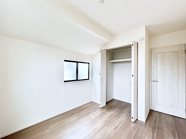 ◆C号棟◆~Bed Room~ 子供部屋はお子様にとって大変重な役割があります。子供一人で過ごす空間を与えることで、宿題や勉強時間も自然と増えまた自ら部屋の片付けや掃除なども促すことに繋がります。