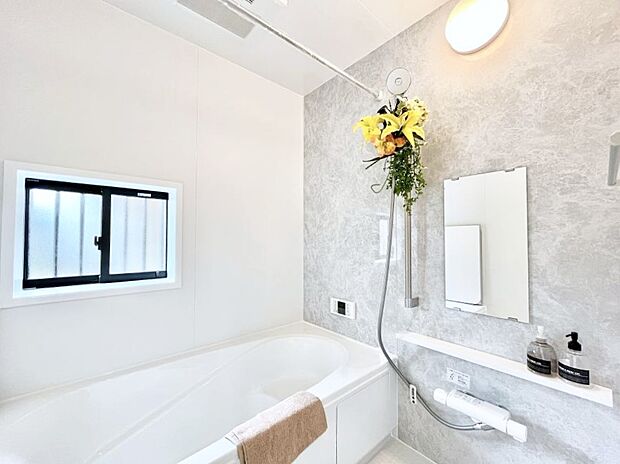 ◆C号棟◆~Bath Room~ 窓付きのバスルームは、採光もあり明るく気持ちの良い空間です。窓があることで、換気環境も良好。ゆったり寛げるバスルームで、毎日のバスタイムが楽しみになりそうです。