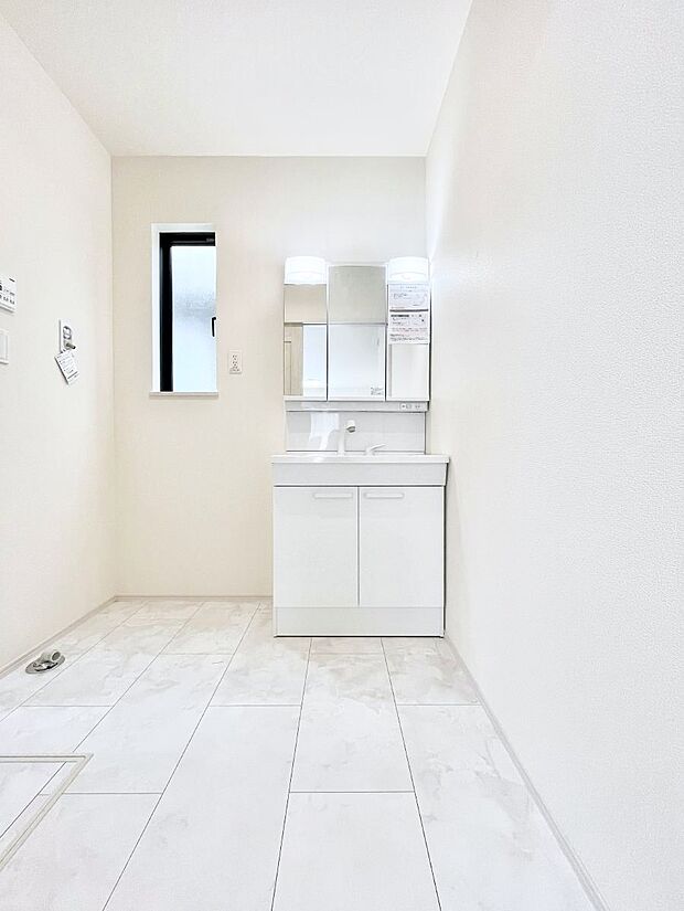 ◆C号棟◆~Dressing Room~ 暗くなりがちな洗面所も窓があると採光と換気が可能なので気持ちよくお使い頂けます。三面鏡タイプの洗面台は鏡裏収納で散らかりがちな洗面所もスッキリ♪