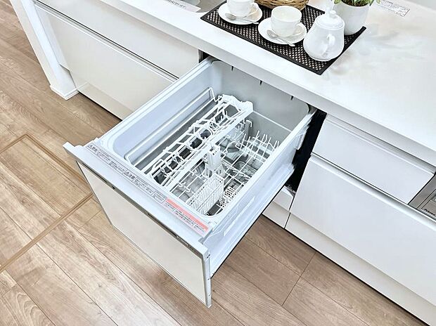 ◆C号棟◆後片付けが楽になる食洗機も標準装備で付いております。使ったお皿を入れてスイッチを押すだけ!時間の有効活用にも重宝します。