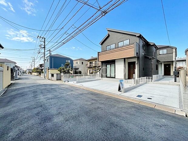 ~Exterior~ 前面道路:南東 6m 公道 前面道路は閑静な住宅地をはしる車通りの少ない道路。駐車の出し入れもらくらくです!ご不明点・現地見学のご希望は、お気軽にお問い合わせください!