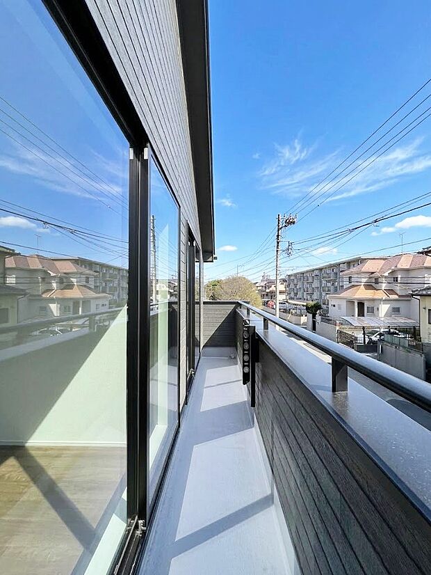 ◆C号棟◆~Balcony~ 南向きのバルコニーの前には雲以外に太陽を遮るものがありません。お洗濯物も乾きやすく、何より明るく気持ちのいい光が入ってきます。使いやすく開放的なバルコニーです♪