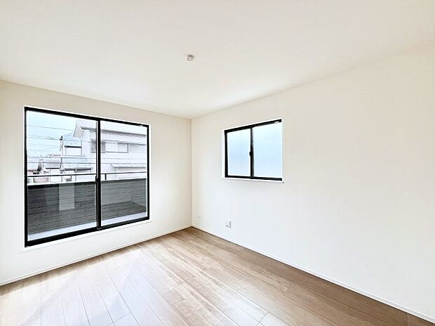 ◆C号棟◆～Bed Room～　2面採光を確保した明るい室内は、風通しも良く、大変居心地の良い空間となっております。爽やかな風を感じて起きる朝は、快適生活の始まりに！日当たりがとても良い住まい♪