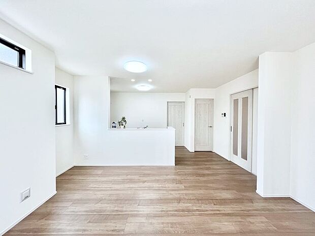 ◆C号棟◆~Living~ ここにはみんなが集い、食事と楽しい会話が始まる。話に夢中になりすぎて、ついつい時を忘れ夜半過ぎになってしまう。そんな束の間の幸せを感じさせてくれる場所でありたい。