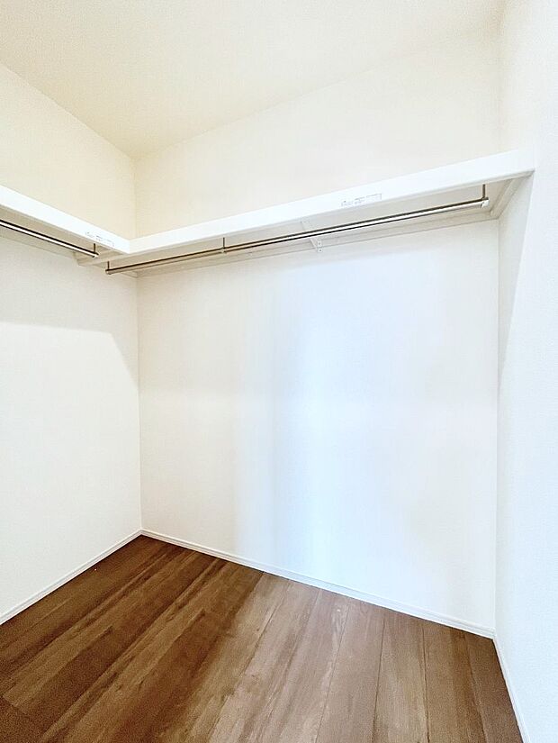 ◆C号棟◆～Walk-in Closet～　たくさんの洋服をかけてもシワになりにくいウォークインクローゼット。洋服以外にも、普段使わない家電やスーツケース、ストック品など何でも片付く嬉しい空間です。