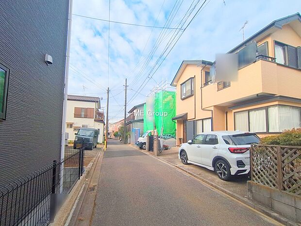 〜Exterior〜　前面道路：南東 4m 公道　前面道路は閑静な住宅地をはしる車通りの少ない道路。駐車の出し入れもらくらくです！ご不明点・現地見学のご希望は、お気軽にお問い合わせください！