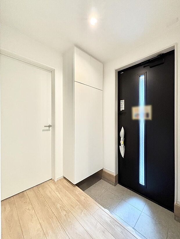 ガラススリットの入った玄関ドアが室内に光を届けてくれます