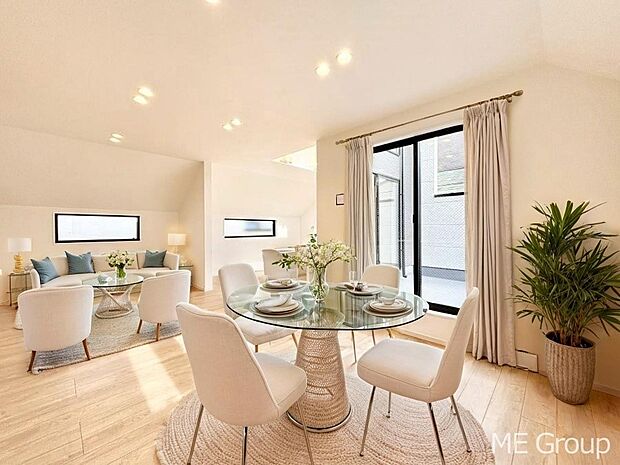 ご家族の賑やかな話し声で包まれる明るいリビング ※家具はCGです