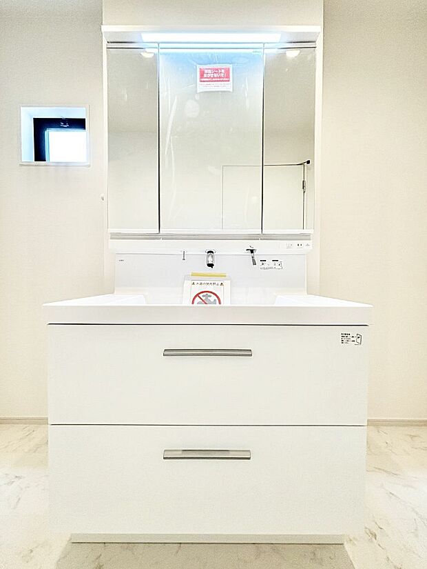 三面鏡の裏に、化粧品や衛生用品などを収納可能。洗面台をすっきりと保ちます!