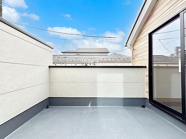 広々バルコニーでお洗濯物が気持ちよく乾きます。