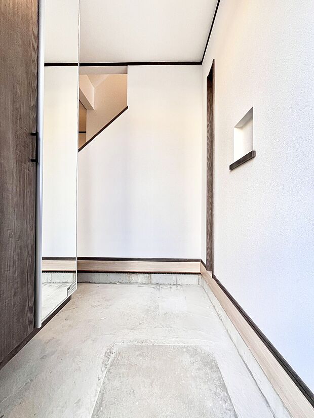 〜Entrance〜　玄関は家の顔といわれますが我が家のセンスをさりげなく感じさせる魅力ある玄関造りも楽しみの一つ。帰宅する度に家族がほっとできる心地よい空間造りも大切ですね♪