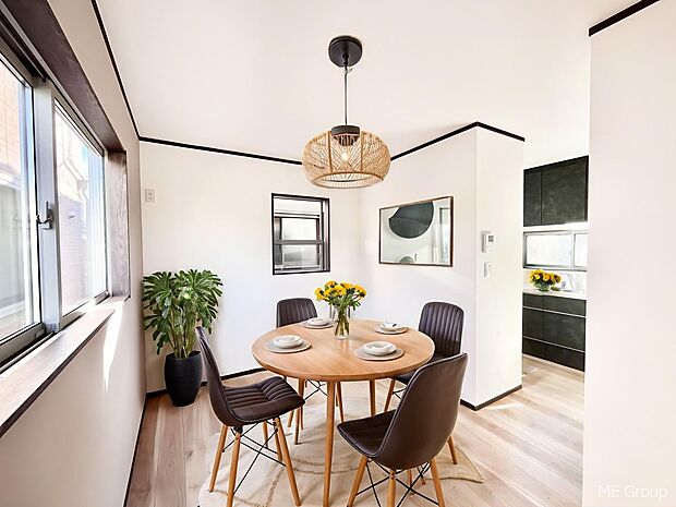 〜Living〜　日当たりのいい2階リビングはプライベート性も高く、落ち着いて暮らせます。ゆとりある暮らしと心地よい住環境が紡ぐ贅沢な時間をご家族みんなでお過ごし下さい。　※家具はCGです