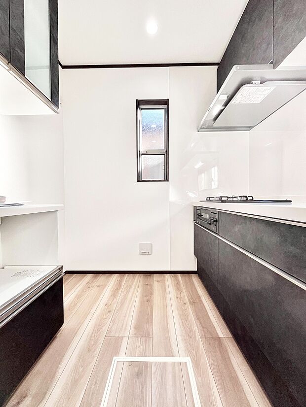 〜Kitchen〜　自然光が入る窓のあるキッチン☆毎日使う場所だからこそ、使い勝手を考慮しました。ゆったりとしたキッチンコーナーは質感豊かな仕上がりとなっております。