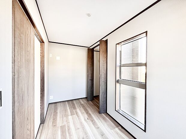 〜Bed Room〜  全居室には収納クローゼットを完備！普段使いのお洋服や小物はもちろん、季節物のお洋服などもしっかりと整理整頓おしまい頂けます。  居室空間を広く使用できますね。