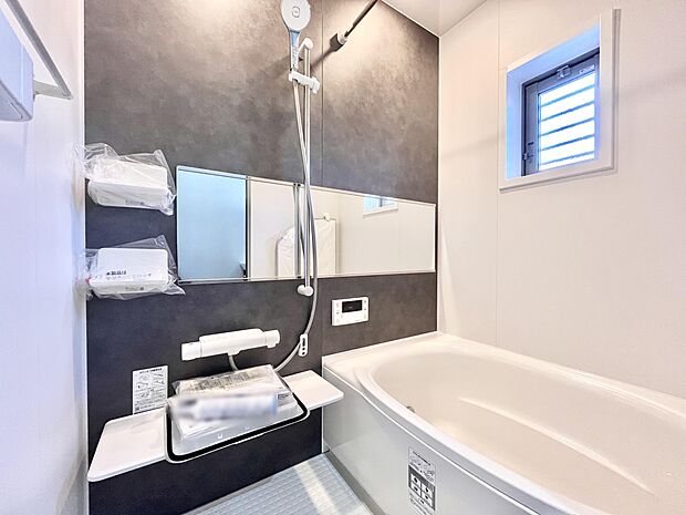 〜Bath Room〜　落ち着いた雰囲気の浴室で明日に向けてリフレッシュ。浴室乾燥機能も付いているので隣の洗濯機置き場で洗い上がった洗濯物を、雨の日も天気を気にせず乾燥させることも可能です。