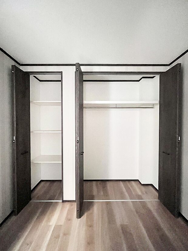 〜Closet〜　壁面クローゼットがあればタンスを置く必要がなく、出っ張りのないスッキリ空間を維持できます。限られたスペースを有効に活用できそう。季節の衣類や趣味の品などたっぷり収納出来ますね♪