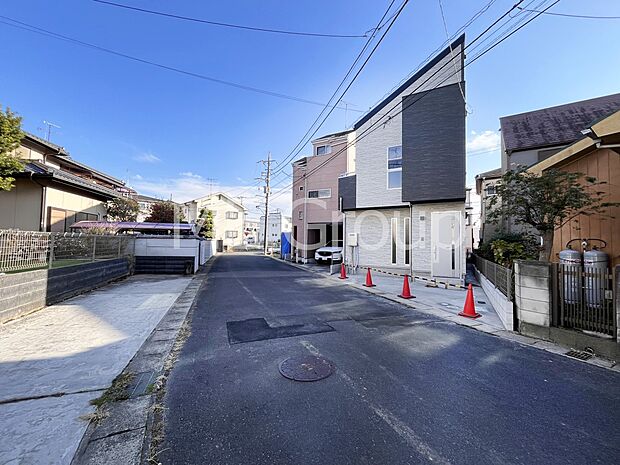 ~Exterior~ 前面道路:北東 6m 公道 前面道路は閑静な住宅地をはしる車通りの少ない道路。駐車の出し入れもらくらくです!ご不明点・現地見学のご希望は、お気軽にお問い合わせください!