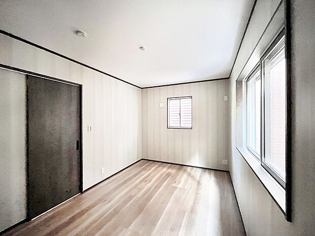 ~Bed Room~ 2面採光を確保した明るい室内は、風通しも良く、大変居心地の良い空間となっております。爽やかな風を感じて起きる朝は、快適生活の始まりに!日当たりや通風がとても良い住まい♪