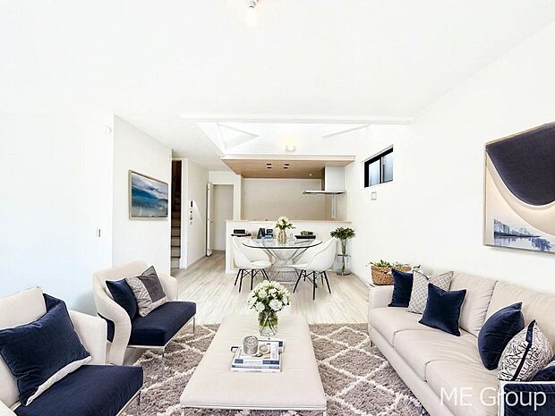 ~Living~ リビングに階段のある間取りです♪家族のコミュニケーションがスムーズに取れますね♪ゆとりある暮らしと心地よい住環境が紡ぐ贅沢な時間をご家族みんなでお過ごし下さい。 ※家具はCGです