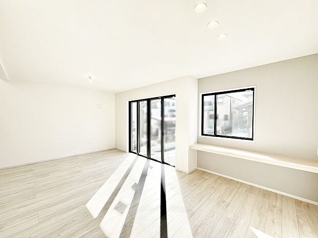 ~Living~ 飽きの来ないシンプルでおしゃれなLDK。大きな窓から日差しが差し込むので室内も明るく、家族の憩いの場としてピッタリです。開放感と日当たりの良さを是非ご覧ください!