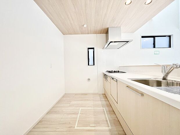 〜Kitchen〜　自然光が入る窓のあるキッチン☆毎日使う場所だからこそ、使い勝手を考慮しました。ゆったりとしたキッチンコーナーは質感豊かな仕上がりとなっております。