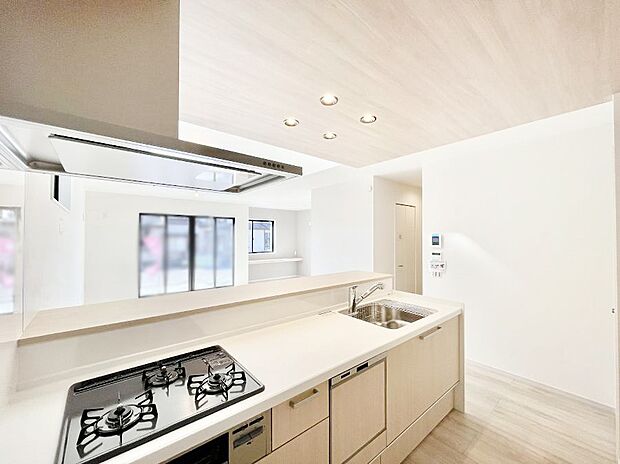 ~Kitchen~ リビングが見渡せるカウンターキッチン。 料理をしながら家族とコミュニケーションをとれるだけでなく、大きな開放感も得ることができます。 お子様の成長も感じることができますね!