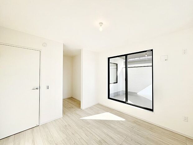 ~Bed Room~ 「今日も一日お疲れ様」とご夫婦でゆったりくつろげる寝室。毎日の家事やお仕事に疲れた日はフカフカのベットで癒されてください。テレビや本棚をおいても快適な広さが自慢♪