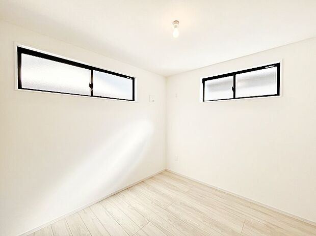~Bed Room~ 2面採光を確保した明るい室内は、風通しも良く、大変居心地の良い空間となっております。爽やかな風を感じて起きる朝は、快適生活の始まりに!日当たりや通風がとても良い住まい♪