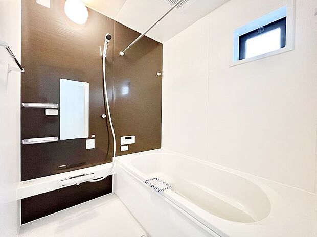 ~Bath Room~ 落ち着いた雰囲気の浴室で明日に向けてリフレッシュ。浴室乾燥機能も付いているので隣の洗濯機置き場で洗い上がった洗濯物を、雨の日も天気を気にせず乾燥させることも可能です。
