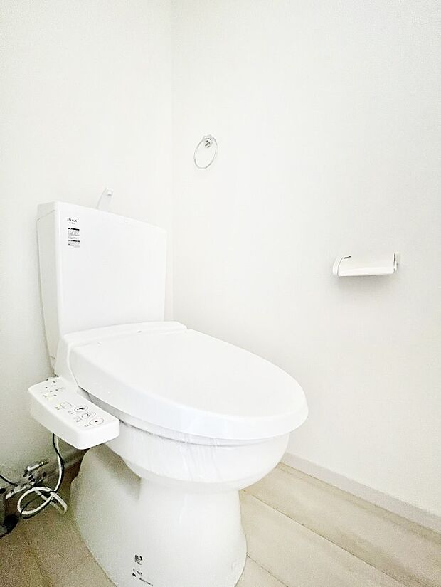 ~Toilet~ 綺麗・スッキリ・快適なウォシュレット付トイレでくつろげる空間です。トイレは毎日使わざるを得ないもの。いつも清潔を保ちたいですね。トイレが2ヶ所あるので朝の混雑時に便利です!