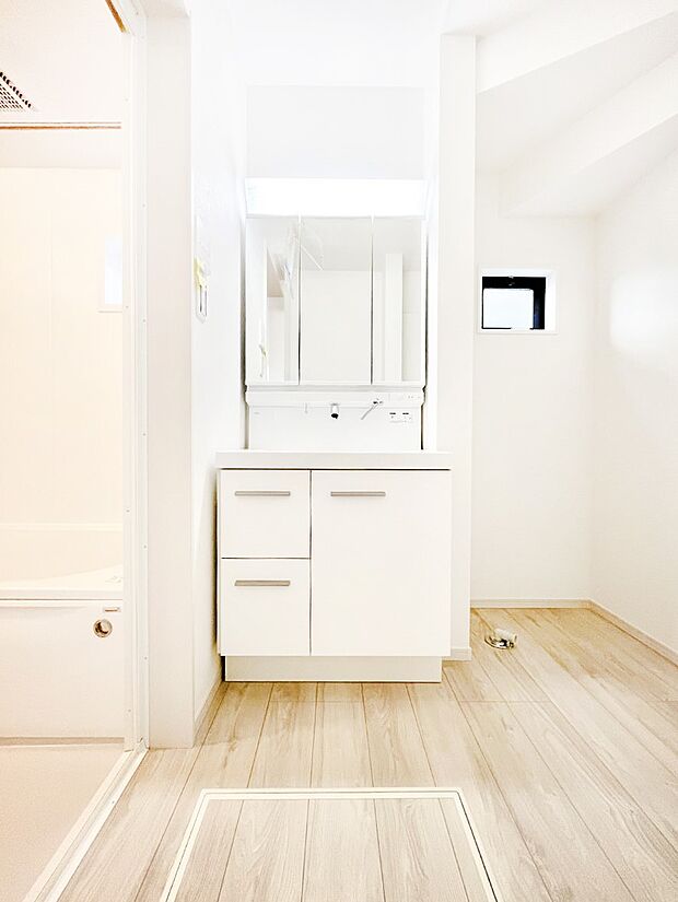 ~Dressing Room~ 暗くなりがちな洗面所も窓があると採光と換気が可能なので気持ちよくお使い頂けます。三面鏡タイプの洗面台は鏡裏収納で散らかりがちな洗面所もスッキリ♪