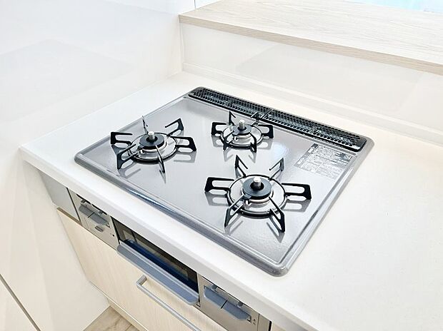 ガスコンロはSiセンサー搭載。火力調節や焦げ付き・消し忘れも防いでくれます。