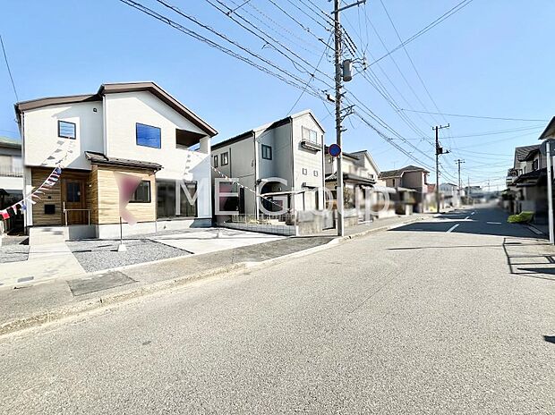 ~Exterior~ 前面道路:南西 8.5m 公道 前面道路は閑静な住宅地をはしる車通りの少ない道路。駐車の出し入れもらくらくです!ご不明点・現地見学のご希望は、お気軽にお問い合わせください!