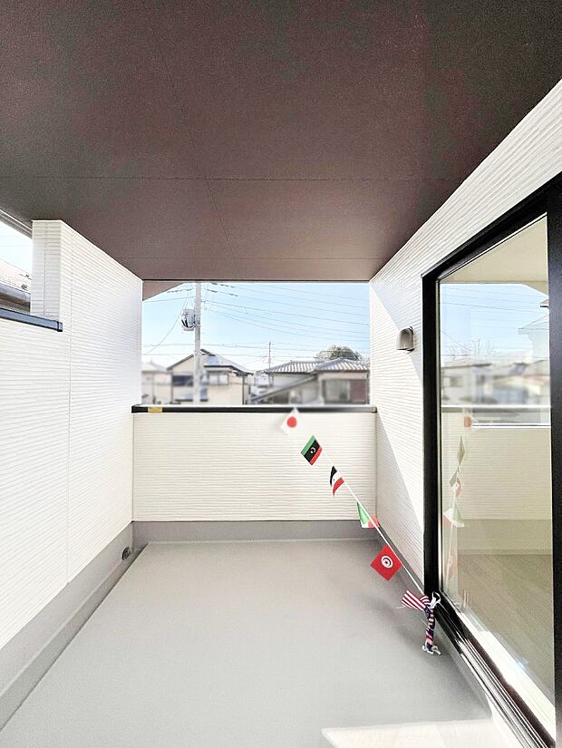 ~Balcony~ バルコニーは温かい陽がさしこみ、お布団や洗濯物を気持ちよく干すことができます。 使いやすく開放的なバルコニーです♪陽ざしがたっぷり降り注ぐ、バルコニー付き住まい。