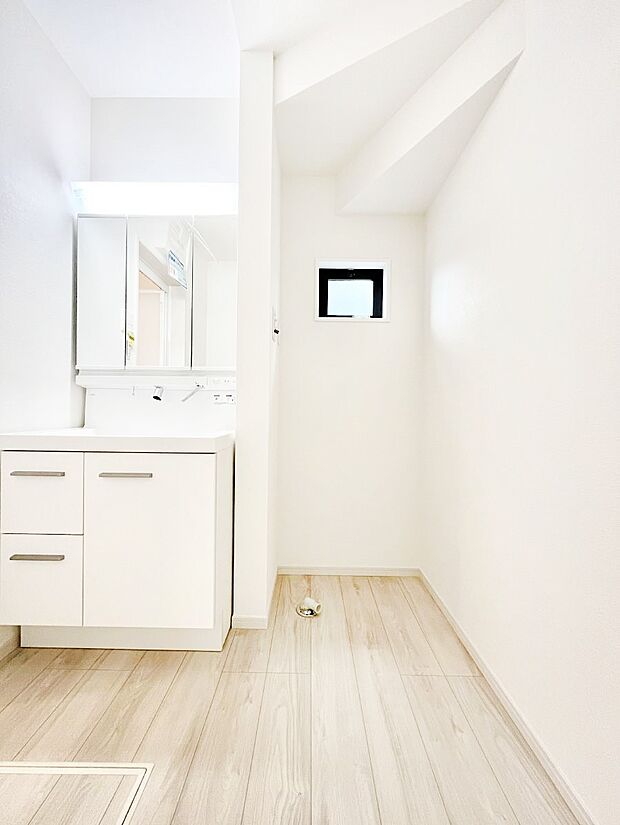 ~Dressing Room~ 清潔感のある快適空間です。毎日の身支度も気持ち良くお使い頂けます。三面鏡裏収納で散らかりがちな洗面台もスッキリ片付きキレイをキープ♪